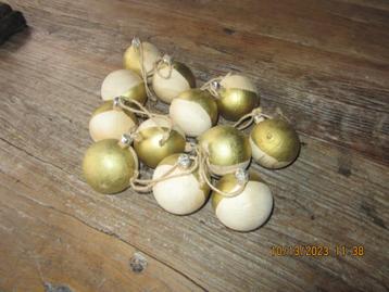 12 Houten Kerstballen beschikbaar voor biedingen