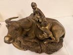 Bronzen beeld: Kinderen op een buffel, Antiek en Kunst, Ophalen of Verzenden
