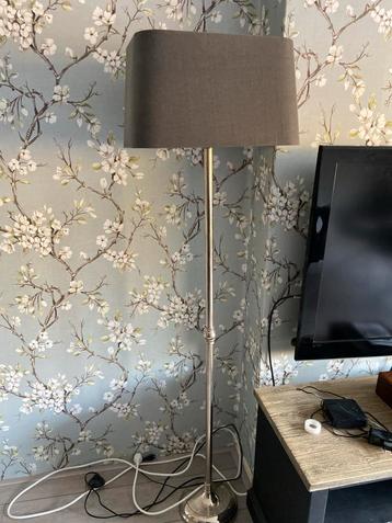 Vloerlamp met grijze kap beschikbaar voor biedingen