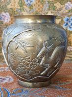 Mooie zware antieke Chinese vaas van brons met dieren 13 cm., Antiek en Kunst, Ophalen of Verzenden