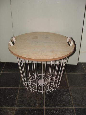 Praktische metalen bijzettafel tevens opbergmand + handvat beschikbaar voor biedingen