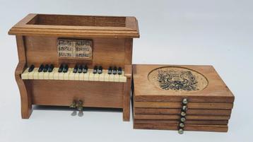 Vintage Wooden Piano Pianist Coaster Holder 6 Piece Cork Coa beschikbaar voor biedingen