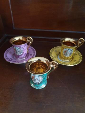 Verzamel kop en schotels met goud beschikbaar voor biedingen