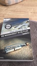 Jussi Adler-Olsen - De noodkreet in de fles, Jussi Adler-Olsen, Ophalen of Verzenden, Zo goed als nieuw, Nederland