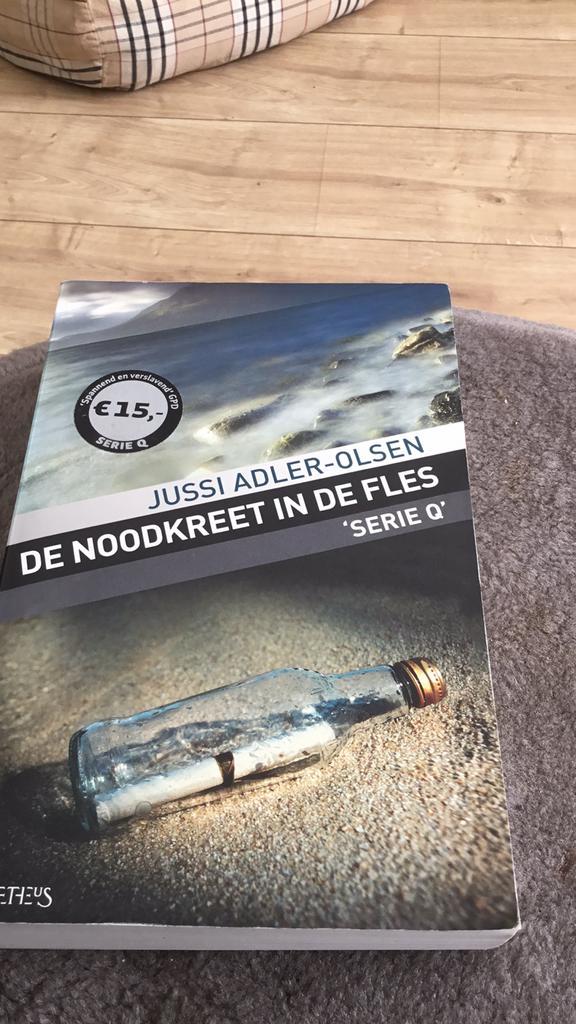 Jussi Adler-Olsen - De noodkreet in de fles, Boeken, Thrillers, Zo goed als nieuw, Nederland, Ophalen of Verzenden
