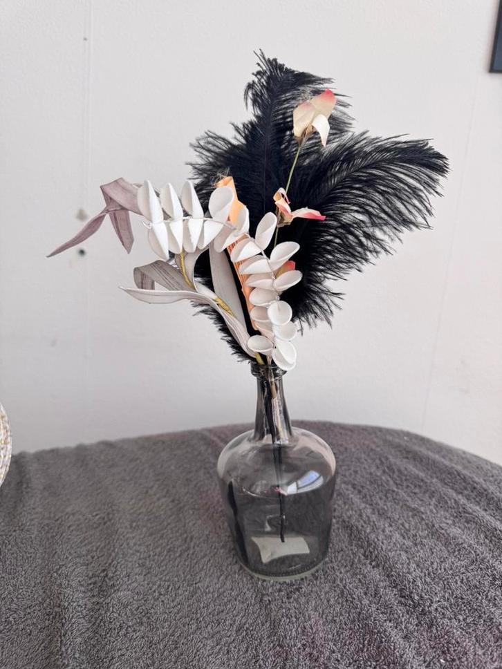 Mini vaas met kunstbloem en veren, Huis en Inrichting, Woonaccessoires | Vazen, Zo goed als nieuw, Overige kleuren, Minder dan 50 cm