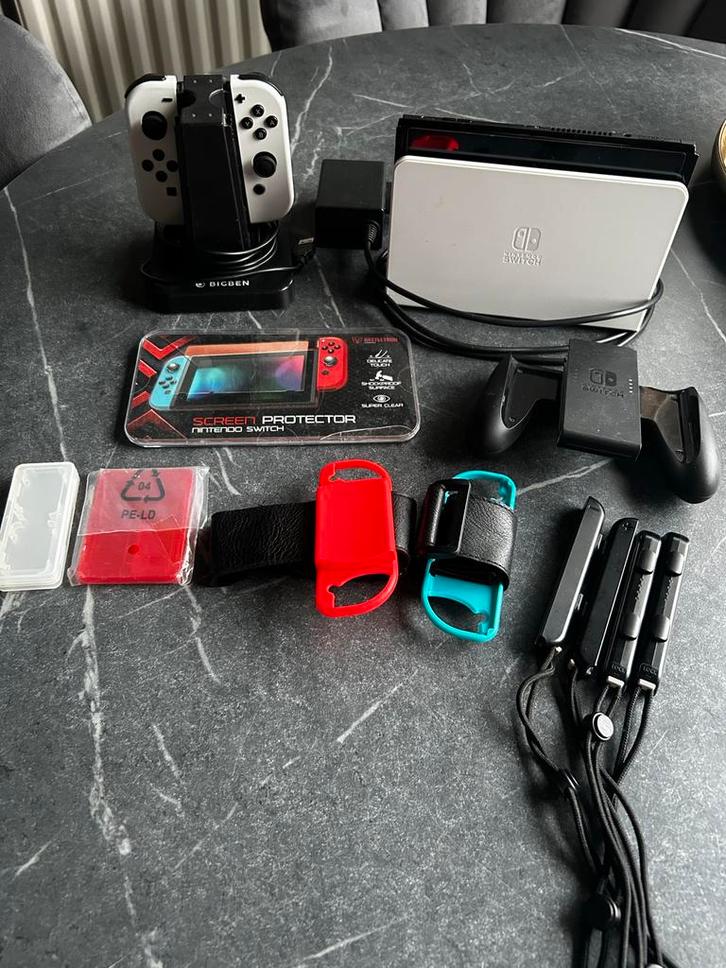 Nintendo Switch OLED + mario kart + accesoires, Spelcomputers en Games, Games | Nintendo Switch, Zo goed als nieuw, Overige genres