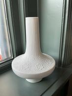 Witte vaas met bloemmotief, 22 cm hoog, Wit, Aardewerk of Porselein, Ophalen of Verzenden, Zo goed als nieuw