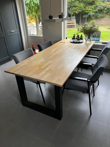 Mooie licht eiken eettafel met zwart stalen poten. beschikbaar voor biedingen