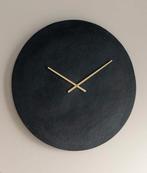 Zwarte Metalen Wandklok - Goudkleurige Wijzers - 73cm, Ophalen of Verzenden, Nieuw, Analoog, Wandklok