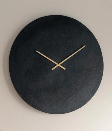 Zwarte Metalen Wandklok - Goudkleurige Wijzers - 73cm beschikbaar voor biedingen