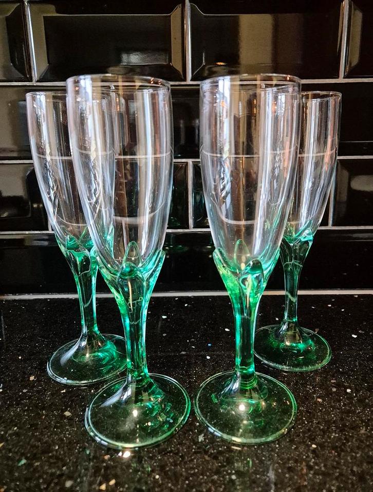 4 Vintage Bormioli Rocco glazen op Smaragdgroene voet, Verzamelen, Glas en Borrelglaasjes, Zo goed als nieuw, Overige typen, Ophalen of Verzenden