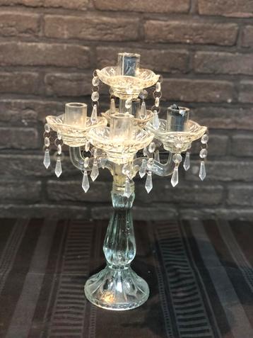 Mooie glazen 5-armige kandelaar met pegels en versieringen beschikbaar voor biedingen