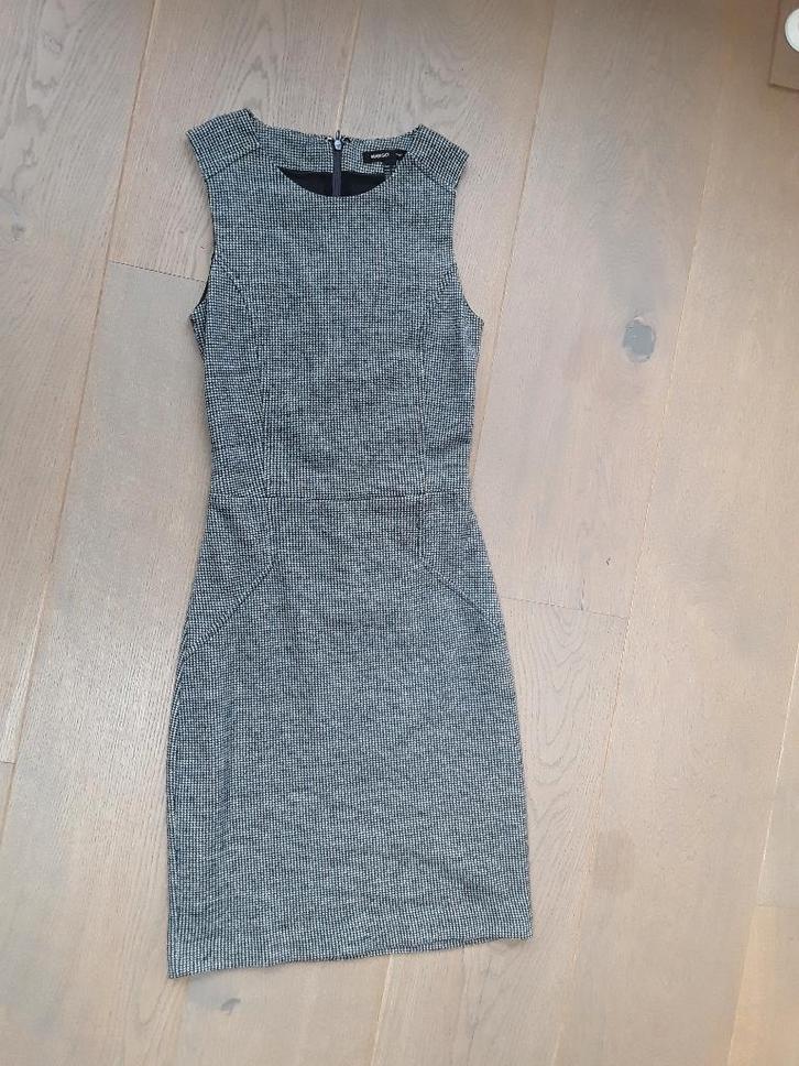 Te koop: Leuk fijn geruite cocktail jurk, mouwloos, MANGO 34, Kleding | Dames, Gelegenheidskleding, Zo goed als nieuw, Cocktailjurk