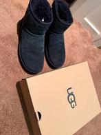 Ugg mini, Ophalen of Verzenden, Zo goed als nieuw, Zwart, Boots