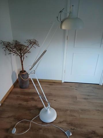 Vloerlamp  beschikbaar voor biedingen