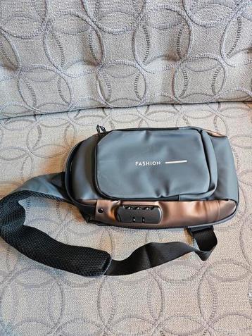 Schoudertas voor links of rechtsdragers beschikbaar voor biedingen