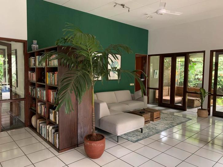 Javaanse teakhouten kast, Huis en Inrichting, Kasten | Boekenkasten, Gebruikt, 200 cm of meer, 25 tot 50 cm, Met plank(en), Teakhout