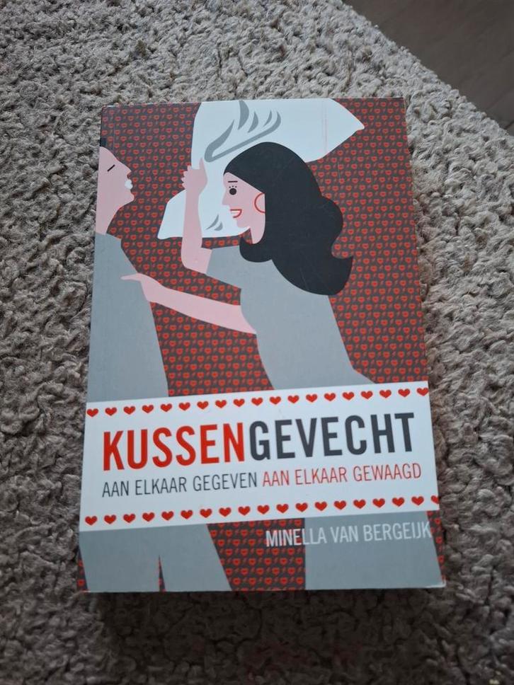 Minella van Bergeijk - Kussengevecht, Boeken, Godsdienst en Theologie, Zo goed als nieuw, Ophalen of Verzenden