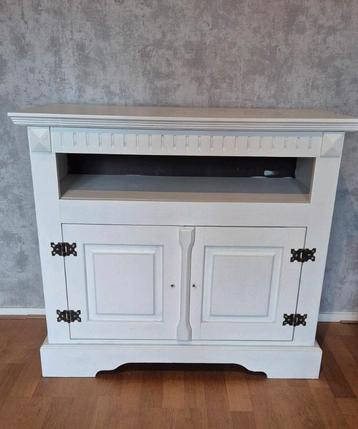 Kastje wit beschikbaar voor biedingen