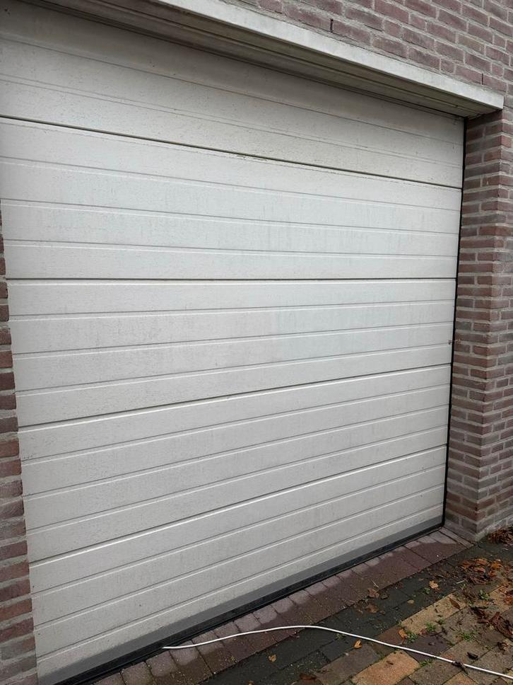 Witte sectionale garagedeur, Doe-het-zelf en Verbouw, Deuren en Horren, Zo goed als nieuw, Garagedeur, 215 cm of meer, 120 cm of meer