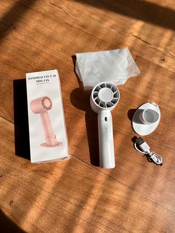 Nieuwe Draagbare USB-C Ventilator – met standaard beschikbaar voor biedingen