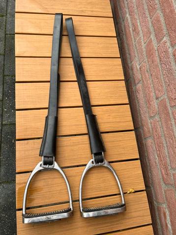 Beugels, riemen met hoesjes beschikbaar voor biedingen