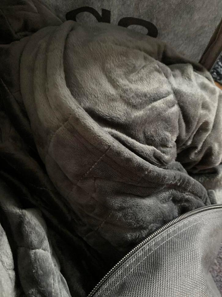 Grijze Velours Verzwaarde Deken / Sprei 220 x 270, Huis en Inrichting, Slaapkamer | Beddengoed, Zo goed als nieuw, Deken of Dekbed