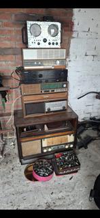 Stapel oude electronica., Ophalen