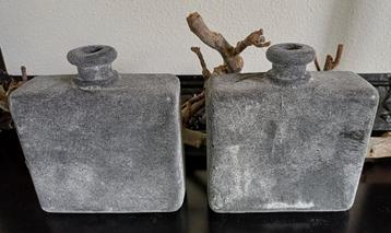 Set van 2 vaasjes in betonlook beschikbaar voor biedingen