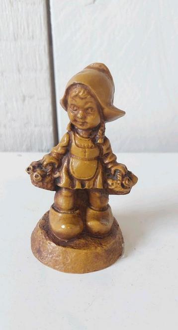 Vintage beeldje meisje in klederdracht met mandjes beschikbaar voor biedingen