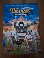 Gesigneerde De Bever Poster - Theatercomedy, Rechthoekig Staand, Ophalen of Verzenden, Zo goed als nieuw, A1 t/m A3