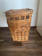 Hoge rieten mand, Huis en Inrichting, Woonaccessoires | Schalen en Manden, Ophalen, Zo goed als nieuw, Rechthoekig, Riet
