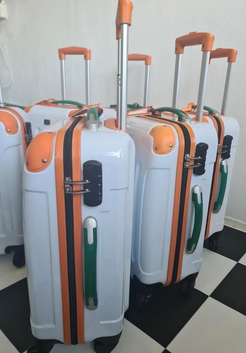 Modern Handbagage 4 wieltjes
cijferslot de Cabinekoffer, Sieraden, Tassen en Uiterlijk, Koffers, Zo goed als nieuw, Hard kunststof