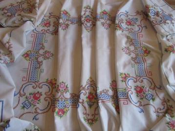 Geborduurd tafelkleed met bloemen vintage  beschikbaar voor biedingen