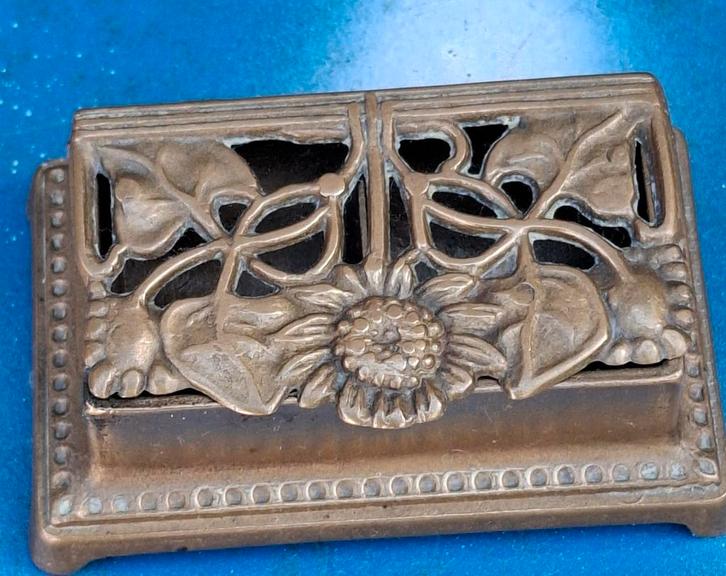 Postzegelbakje. Art Nouveau. Zonnebloem. 8.5/5.5/3 cm., Verzamelen, Overige Verzamelen, Gebruikt, Ophalen
