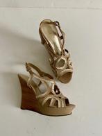 H208 Guess maat 38 Sleehak pumps sandalen schoenen hak beige, Beige, Ophalen of Verzenden, Guess, Zo goed als nieuw