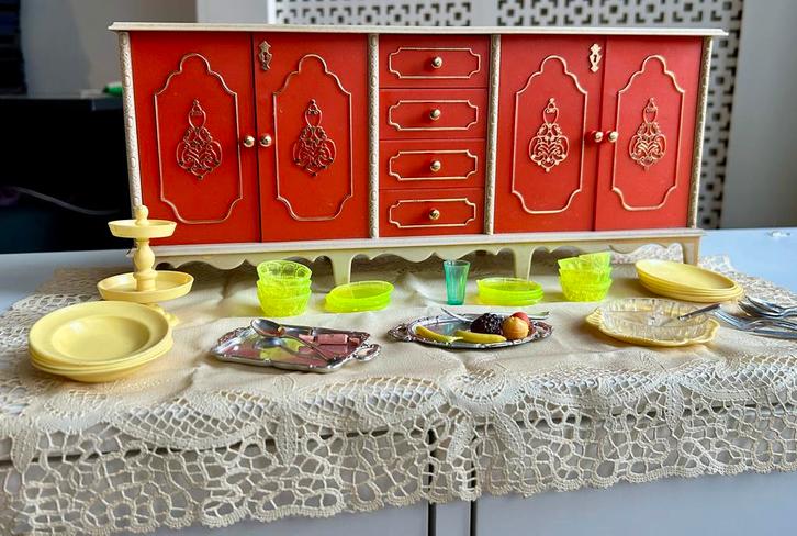 Vintage Barbie buffet met servies, jaren ‘60, Verzamelen, Poppenhuizen en Toebehoren, Gebruikt, Poppenhuis, Ophalen of Verzenden