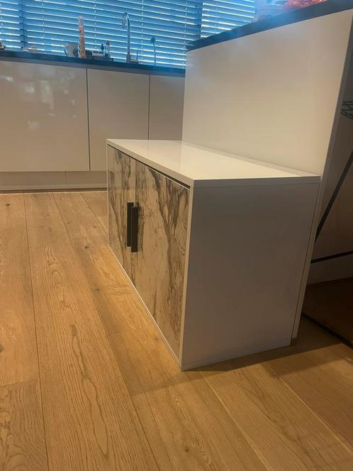 Naduvi dressoir met marmer look (incl poten), Huis en Inrichting, Kasten | Dressoirs, Zo goed als nieuw, 50 tot 100 cm, 25 tot 50 cm