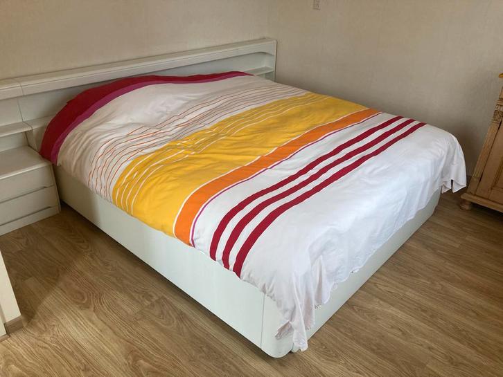 Compleet 2-persoonsbed wit met nachtkastjes en matrassen, Huis en Inrichting, Slaapkamer | Bedden, Zo goed als nieuw, Tweepersoons