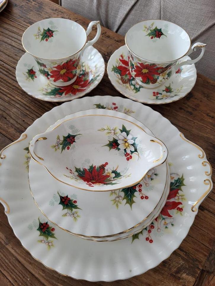 Royal Albert Poinsettia Servies Set, Huis en Inrichting, Keuken | Servies, Zo goed als nieuw, Compleet servies, Overige stijlen