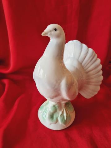 Witte Duif Beeldje van M. Rubert, Spanje. beschikbaar voor biedingen