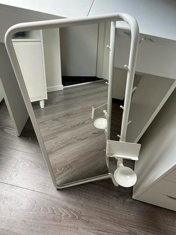 Ikea spiegel met telefoon houder beschikbaar voor biedingen
