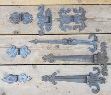 Antieke oude smeedijzeren scharnieren deur luik raam beschikbaar voor biedingen