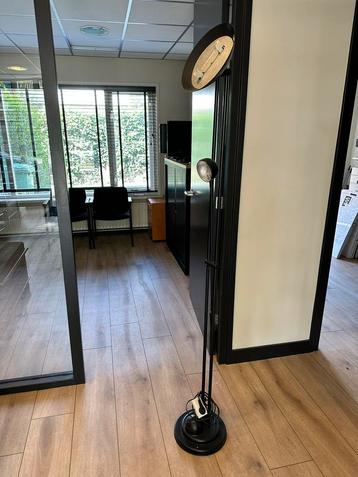 Industriële zwarte vloerlamp met uplight en leeslamp beschikbaar voor biedingen