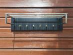 VIntage retro wandkapstok zwart imitatieleer zilvere plank, Ophalen of Verzenden, Zo goed als nieuw, Wandkapstok, Minder dan 100 cm