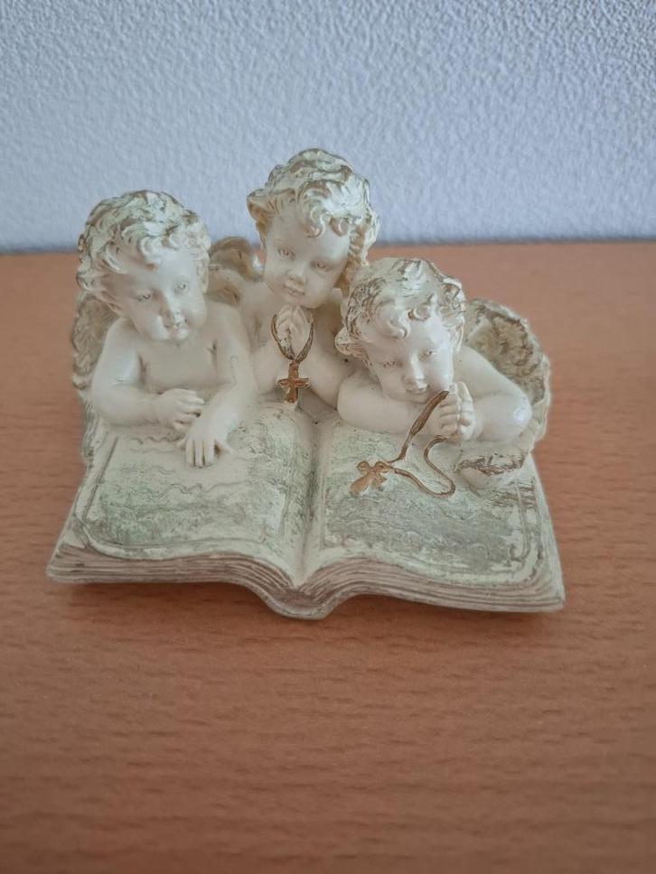 engeltjes met bijbel engel beeldje, Huis en Inrichting, Woonaccessoires | Overige, Gebruikt, Ophalen