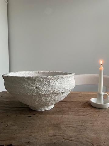Papier maché schaal beschikbaar voor biedingen