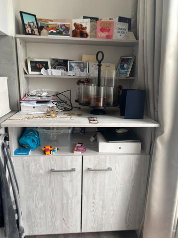 Boekenkast beschikbaar voor biedingen