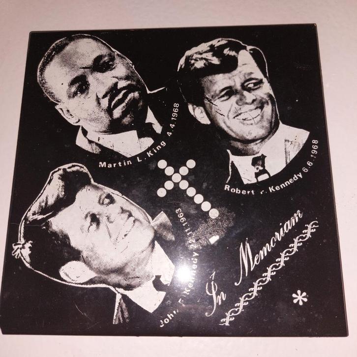 Vintage Tegeltje In Memoriam Kennedy & King, Antiek en Kunst, Antiek | Wandborden en Tegels, Ophalen